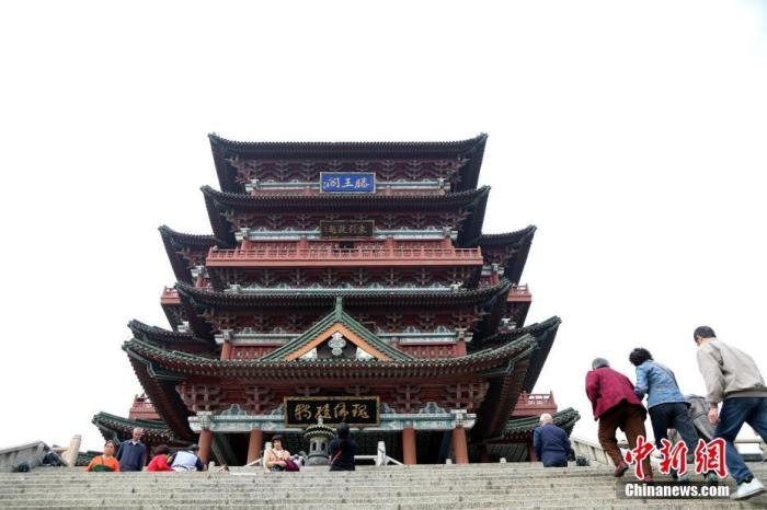 資料圖：重陽佳節。民眾來到位于江西南昌的滕王閣旅游區，登高祈福。<a target='_blank' href='/'><p class=