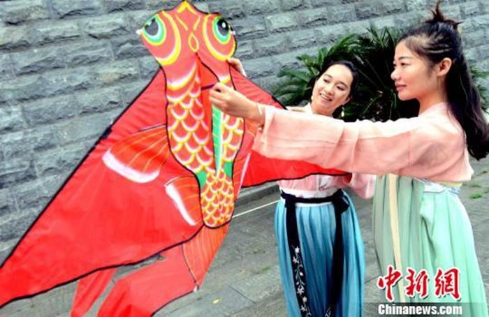 資料圖：著漢服少女重陽節放風箏?！⒖筛?攝